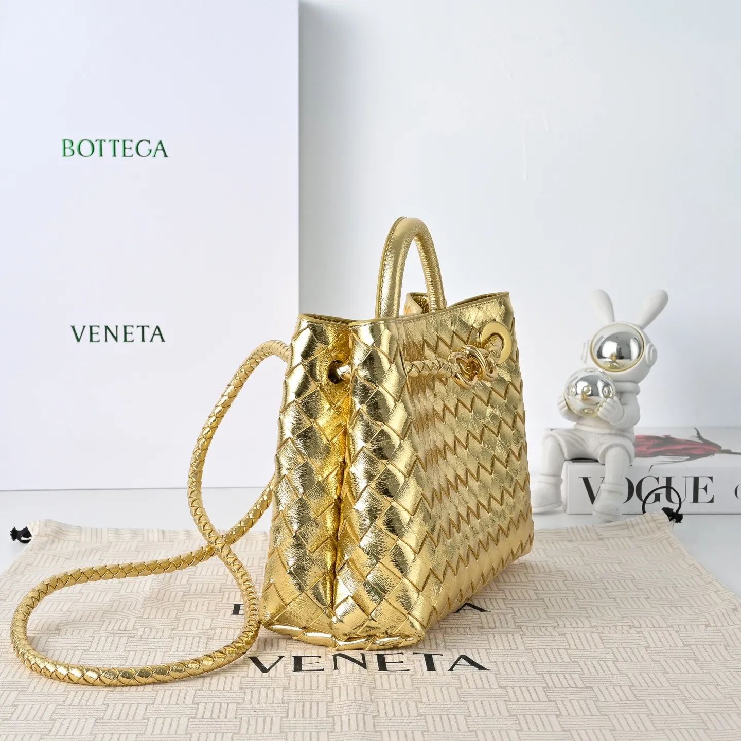 The 2023 new Andiamo batch of 1860 BV has been shipped‼ ️Really popular🔥The new Andiamo woven handbag launched by Bottega Veneta this season is really popular all over the world! ! Celebrities at home and abroad have worn it, and Oscar-winning actress Michelle Yeoh has taken it out on the street. Song Jia, Trai Yara, Yu Feihong, Sanji Ayaka, Rosie Hunting-Whiteley, Yoshioka Riho, etc. have all picked up this bag. It is classic and versatile, showing off its temperament, and the bag capacity is also large, which is very convenient for daily commuting! ! A variety of carrying methods, the shoulder straps can be adjusted by yourself, the original lambskin feels soft and delicate, and the unisex style breaks the gender boundaries and brings a more practical and longer-lasting use experience. Andiamo, which has both elegant and casual styles, perfectly interprets the true appearance of "fashionable old money style". Style number: 7463 Size: 25*22*10.5cm